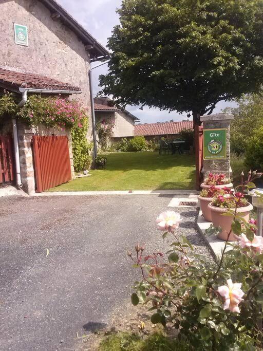 Cottage By The Chateau With Pool In National Parc Les Salles-Lavauguyon Kültér fotó